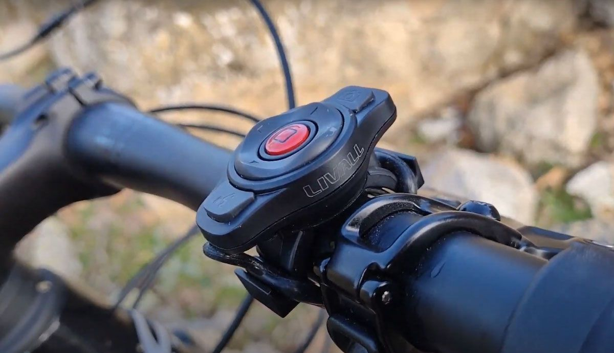 El mando es muy compacto, pesa 19 gramos y se puede cambiar de bici con facilidad porque va sujeto con una banda elástica
