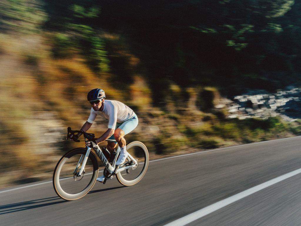 OAKLEY ENDURANCE ROAD CAMPAIGN IMAGE OAKLEY ENDURANCE ROAD CAMPAIGN IMAGE