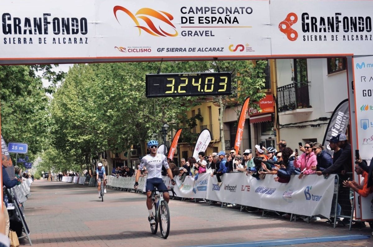 Alberto Barroso vence el Campeonato de España de gravel en su debut en la disciplina
