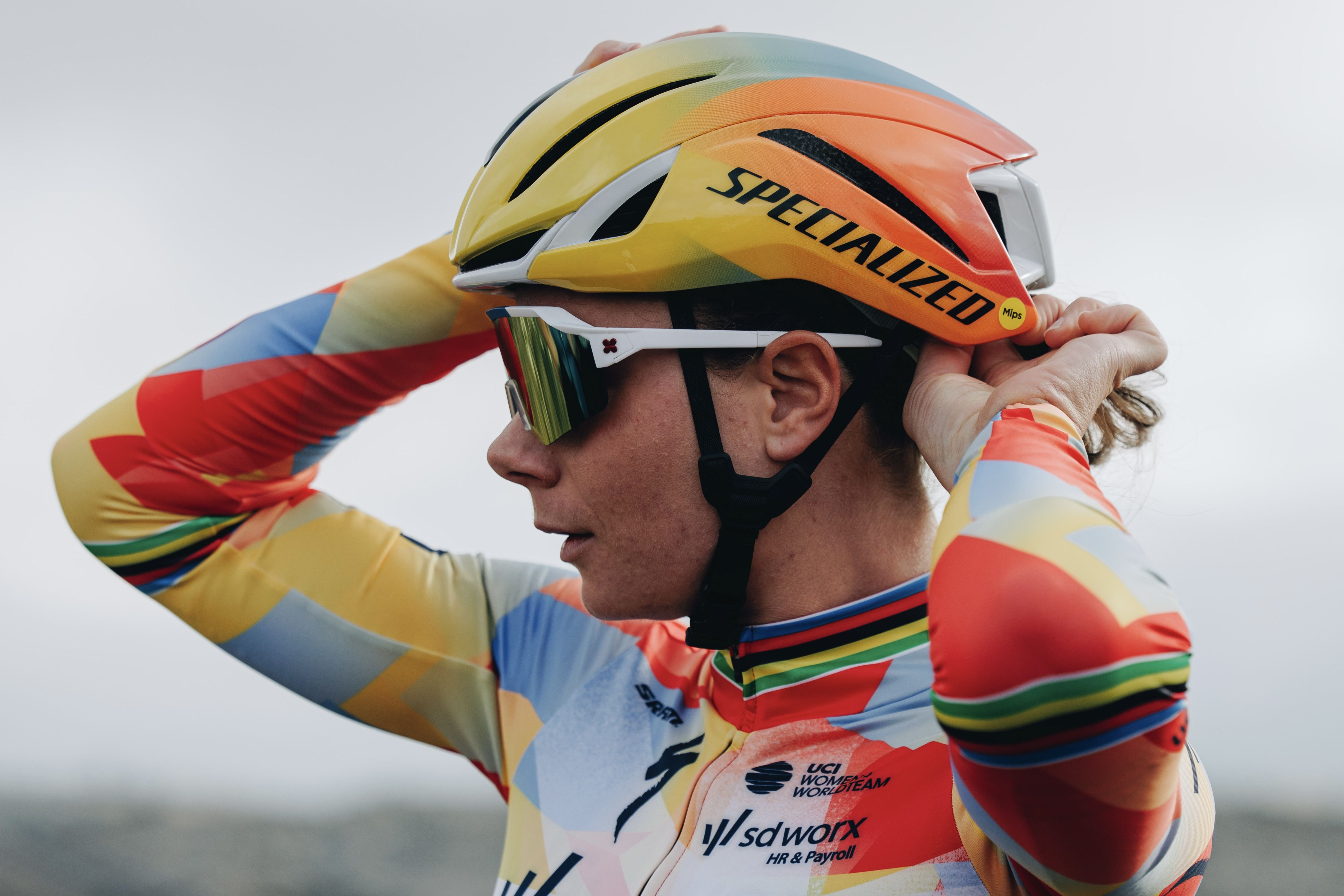 Lotte Kopecky ajustándose el casco Specialized S-Works Evade 4 