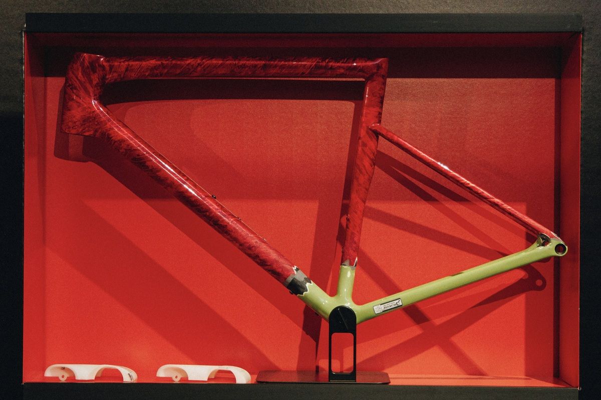 Cuadro prototipo hecho de dos mitades, superior Tarmac SL 8 (rojo), e inferior Crux 4 (verde)