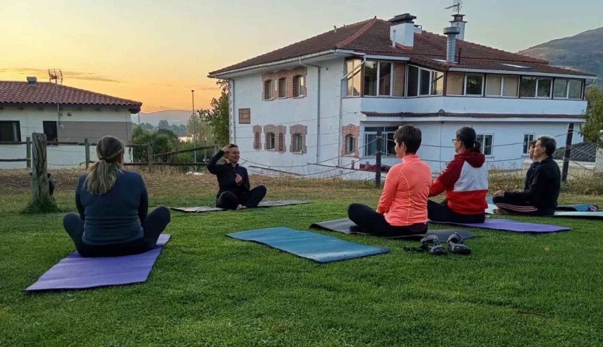 Yoga con Yolanda Vázquez Mazariego en el VI Campus MTB, Paddle surf y Yoga con Ciclismo para todas