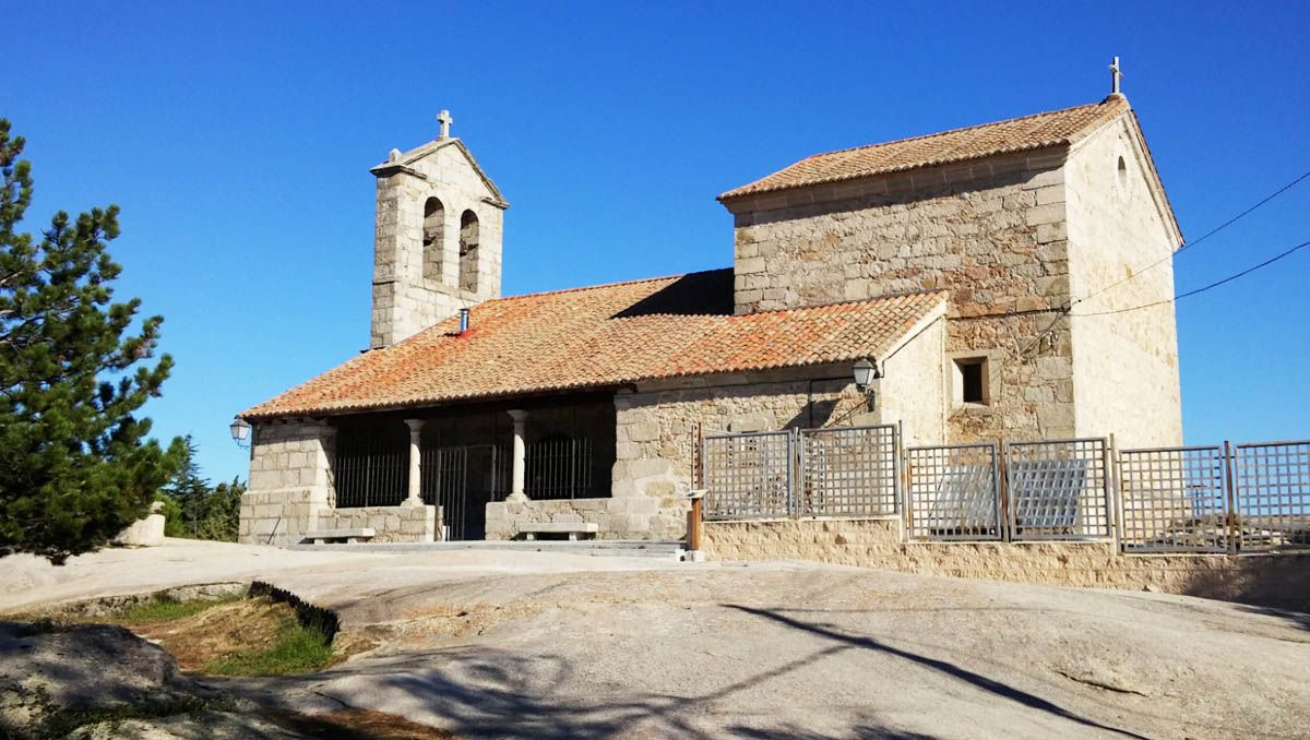 Iglesia de Sieteiglesias construida sobre un zócalo de granito